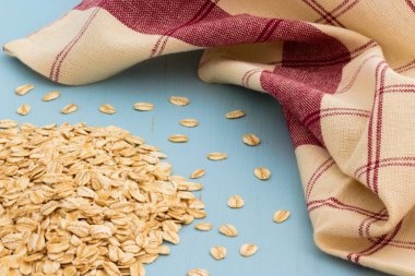 Eski moda yulaf ezmesi sağlıklı kahvaltınıza mükemmel bir katkı sağlar..