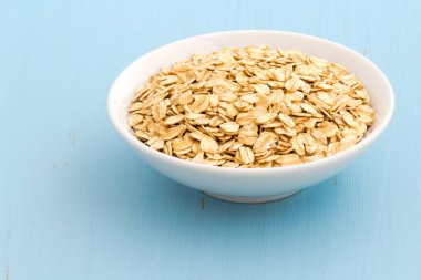 Eski moda yulaf ezmesi sağlıklı kahvaltınıza mükemmel bir katkı sağlar..