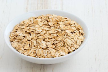 Eski moda yulaf ezmesi sağlıklı kahvaltınıza mükemmel bir katkı sağlar..