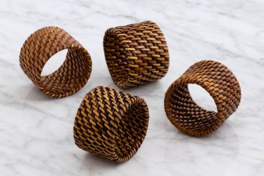 Rattan, hasır peçete birden fazla dekorasyon fikri için kullanılabilecek çok yönlü bir aksesuar..