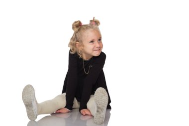 Siyah elbiseli sevimli küçük kız