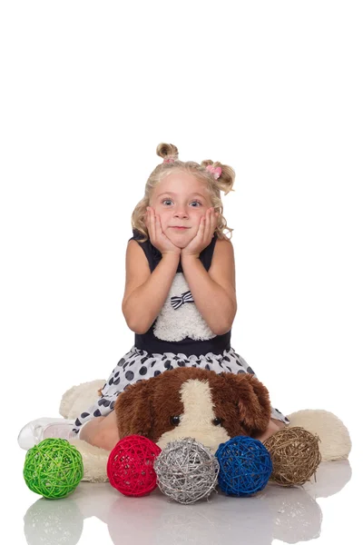 Mała dziewczynka siedzi pies zabawka — Zdjęcie stockowe