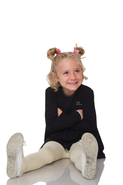 Schattig klein meisje in een zwarte jurk — Stockfoto