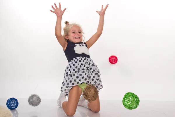 小女孩用彩球 — 图库照片