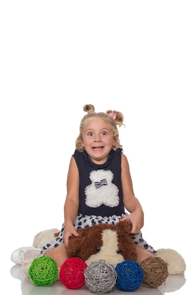 Menina sentada no brinquedo do cão — Fotografia de Stock