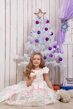 Köknar ağacı üzerinde küçük kız