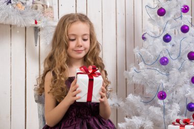 Noel hediyesi ile küçük kız