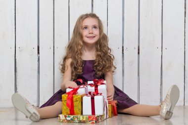 Hediye kutuları ile mutlu küçük kız