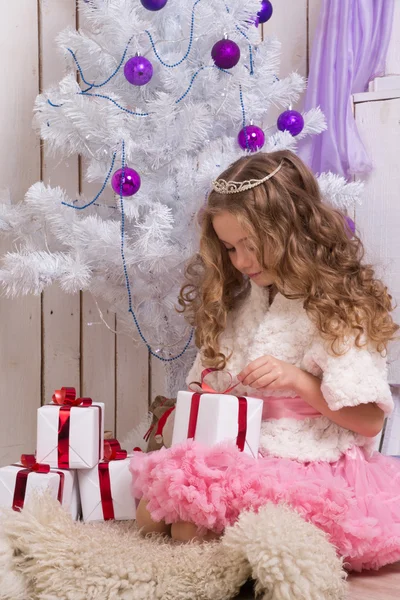 Holčička s vánoční dárky — Stock fotografie