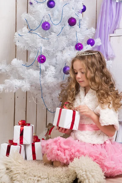 Menina com presentes de Natal — Fotografia de Stock