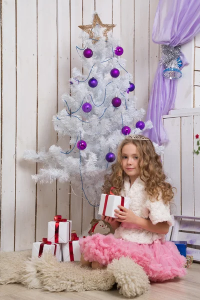 Holčička s vánoční dárky — Stock fotografie