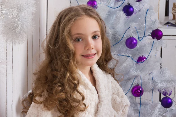 Little girl over fir tree — Stock Photo, Image