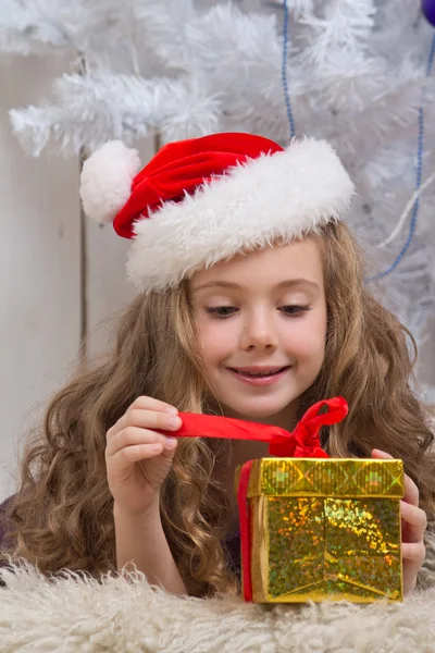 Menina com presente de Natal — Fotografia de Stock