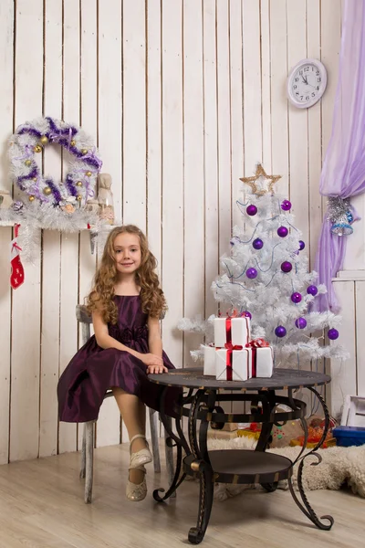 Menina com presentes de Natal Fotos De Bancos De Imagens Sem Royalties