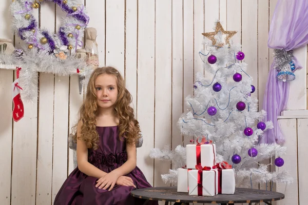 A karácsonyi ajándékokat a kislány Stock Kép