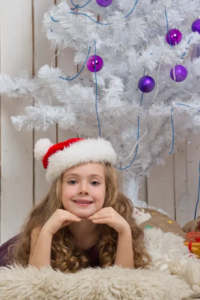 Menina no chapéu de Papai Noel Imagens De Bancos De Imagens