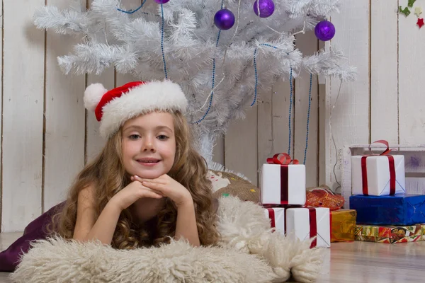 Маленька дівчинка з різдвяним подарунком Ліцензійні Стокові Зображення