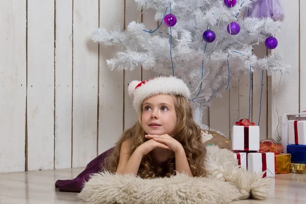 圣诞礼物的小女孩 免版税图库照片