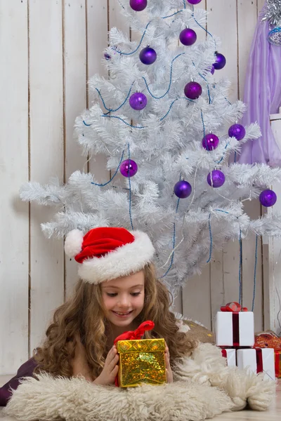 Petite fille avec cadeau de Noël Image En Vente