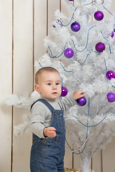クリスマスのモミの木の下で男の子の赤ちゃん — ストック写真