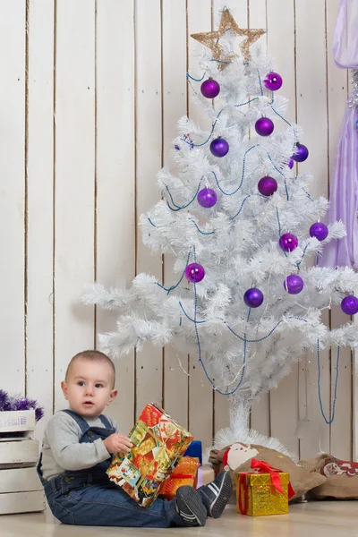 Chlapeček pod stromeček jedle — Stock fotografie