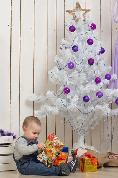 Menino sob abeto de Natal — Fotografia de Stock