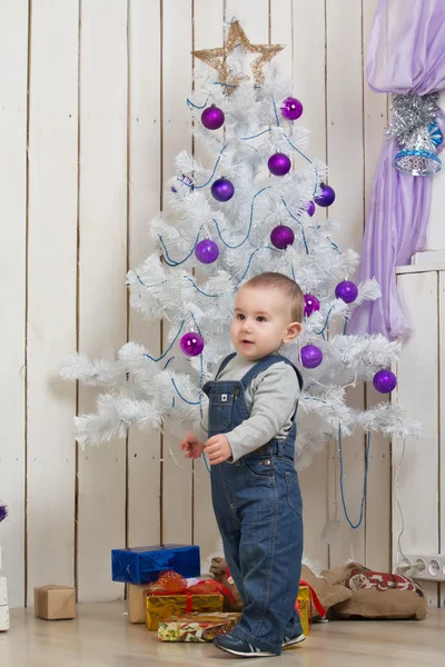 Bebek çocuk Noel köknar ağacının altında — Stok fotoğraf