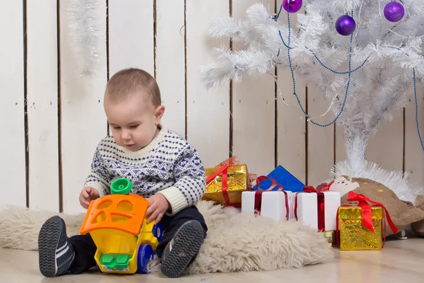 Bebek çocuk Noel köknar ağacının altında