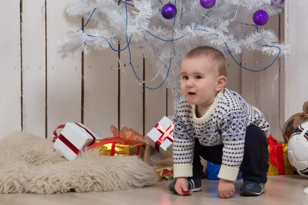 クリスマスのモミの木の下で男の子の赤ちゃん — ストック写真