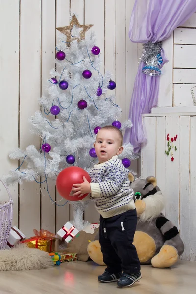 Petit garçon sous sapin de Noël — Photo