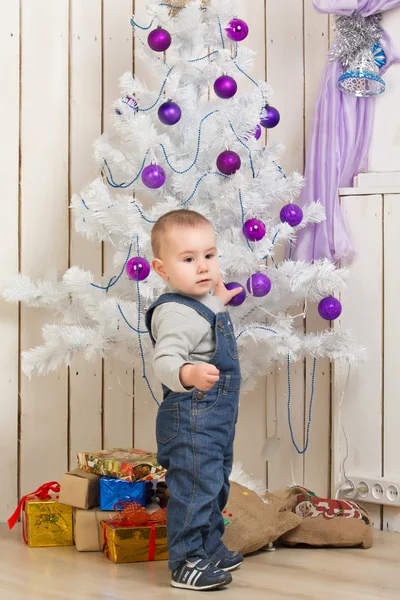 Menino sob abeto de Natal Fotos De Bancos De Imagens