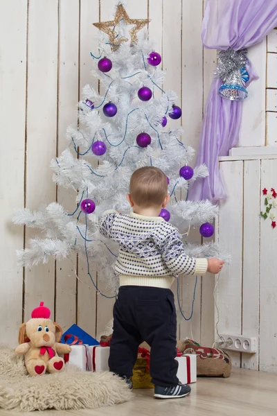 Petit garçon sous sapin de Noël Images De Stock Libres De Droits