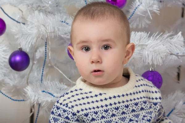 Menino sob abeto de Natal Fotos De Bancos De Imagens Sem Royalties