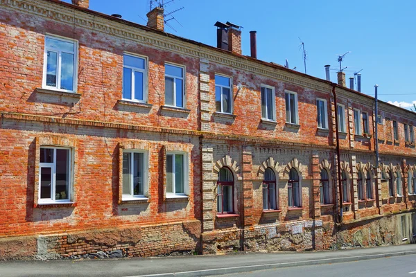 Oude rode bakstenen gebouw — Stockfoto