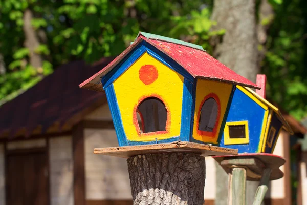 Färgglada birdhouses i parken — Stockfoto