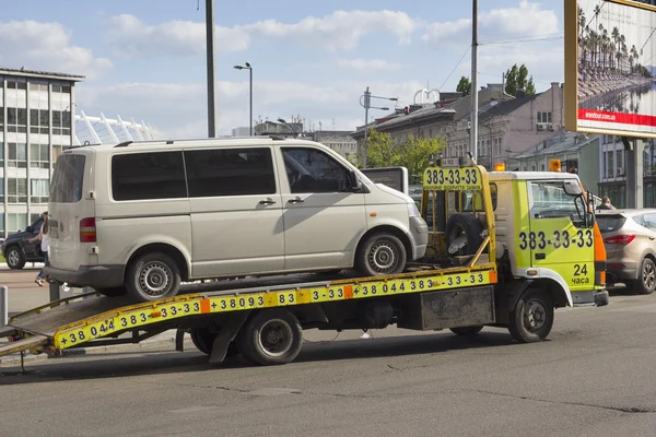 Sleepwagen met een auto op — Stockfoto