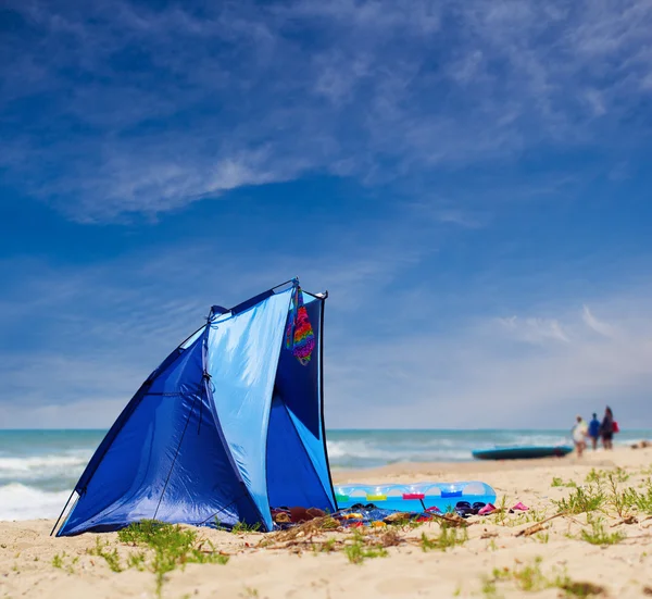 바다에서 푸른 텐트 — 스톡 사진