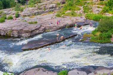 İnsanlar Buky Kanyon'da banyo