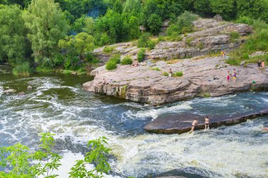 İnsanlar Buky Kanyon'da bathin