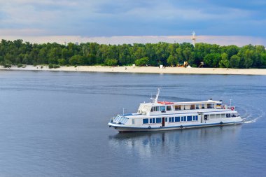 Turistik nehir tekne