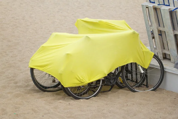 Die überdachten Fahrräder — Stockfoto