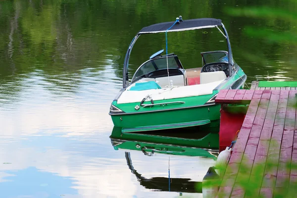 Förtöjd motorbåt — Stockfoto