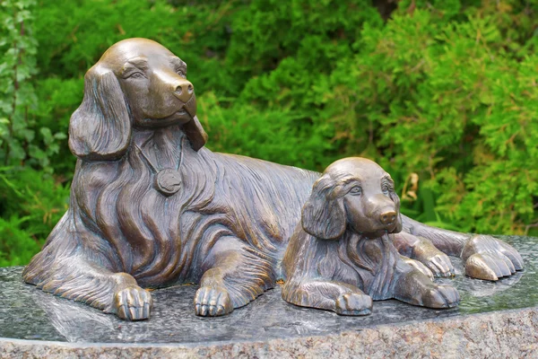 Sculpture of two dogs — Stock Photo, Image