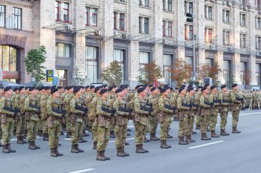 Askerler geçit töreni için hazırlanıyor