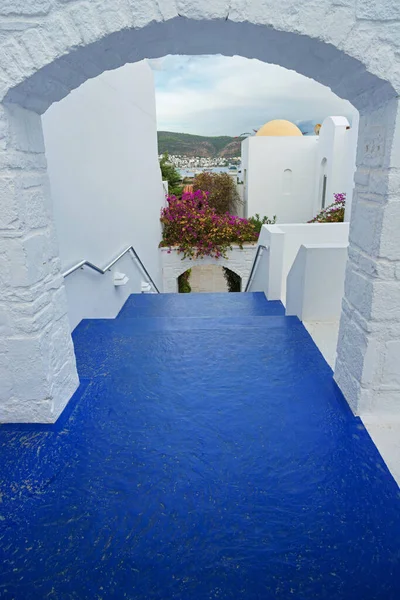 Открытый Террариум Здания Традиционном Греческом Стиле Синим Окрашенным Полом Бодрум — стоковое фото