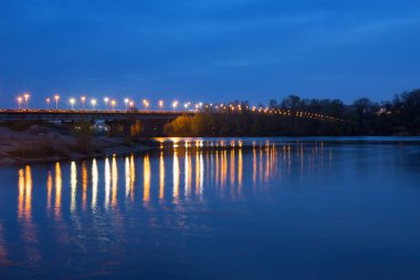 Ukrayna 'nın başkenti Kyiv' deki Dnipro nehri üzerindeki Paton Köprüsü 'ne bakın.