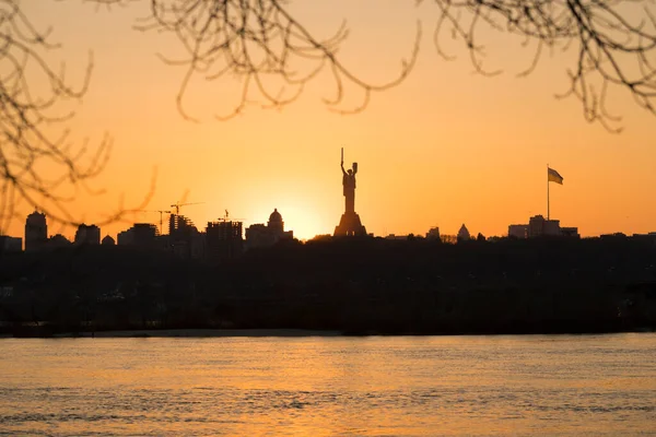 Kiewer Stadtsilhouette Bei Schönem Sonnenuntergang Blick Auf Die Mutterland Statue — Stockfoto