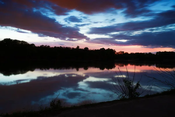 Atemberaubende Sonnenuntergangslandschaft Auf Dem Dnipro Fluss Rusanivska Damm Kiew Ukraine — Stockfoto