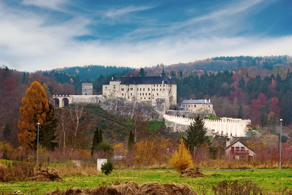 Herfst uitzicht op Cesky Sternberk kasteel — Stockfoto