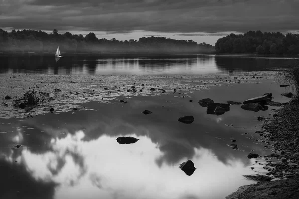 Rivière brumeuse du soir — Photo